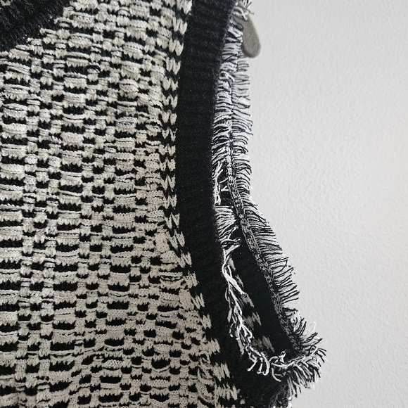 Club Monaco Black and White Sleeveless Sweater Top Size M - Picture 2 of 7